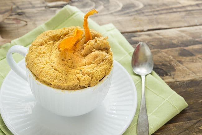 MUG CAKE DE PERA Y ALMENDRAS