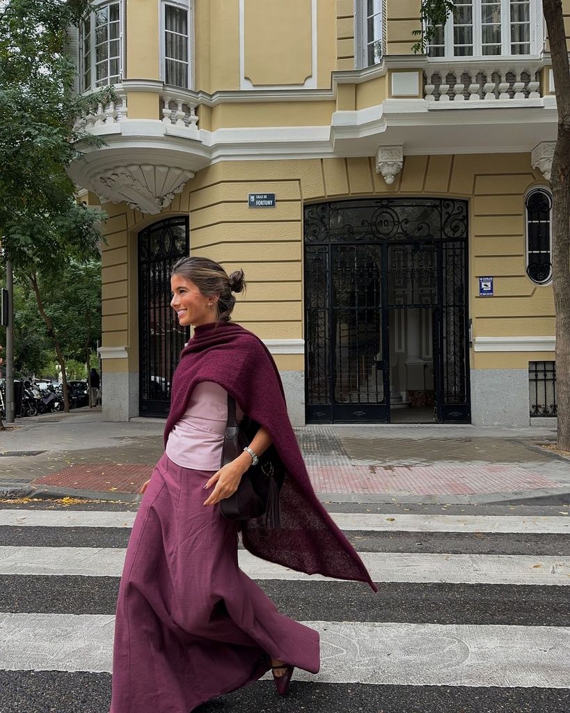 Influencer Maria Hernandez con look y capa