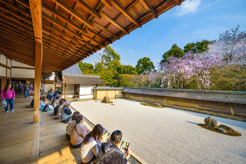 Observando el jardín zen del templo Ryoan-ji, Kioto, Japón.