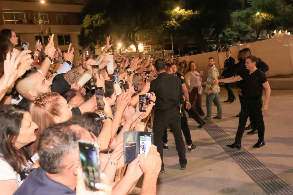 Luis Miguel saludando a los fans tras el concierto en Madrid