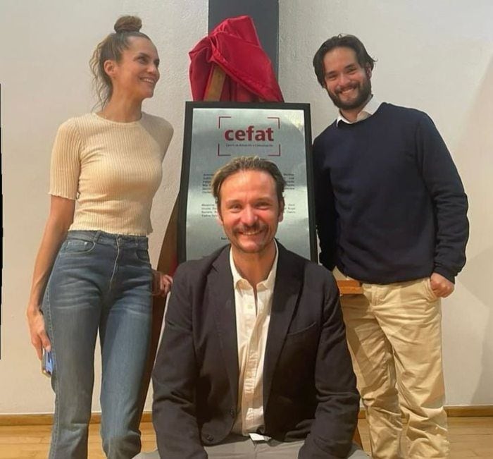 Rodrigo Cachero y Larissa Mendizábal, junto a su hijo Santi