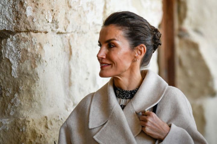 La reina Letizia estrena un vestido bohemio de las rebajas de Mango en Menorca