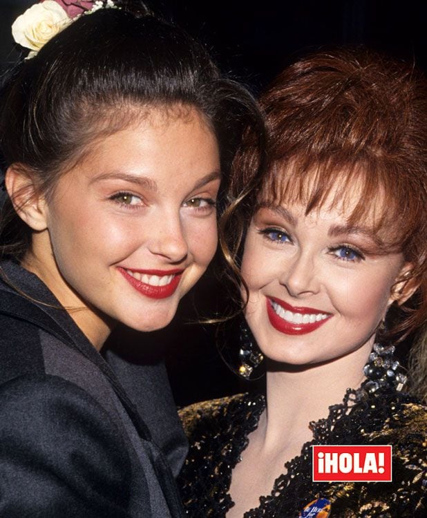 Naomi Judd junto a su hija pequeña, la actriz Ashley Judd