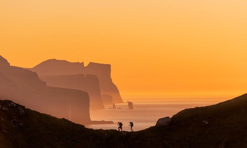 excursionistas al atardecer en kalsoy islas feroe