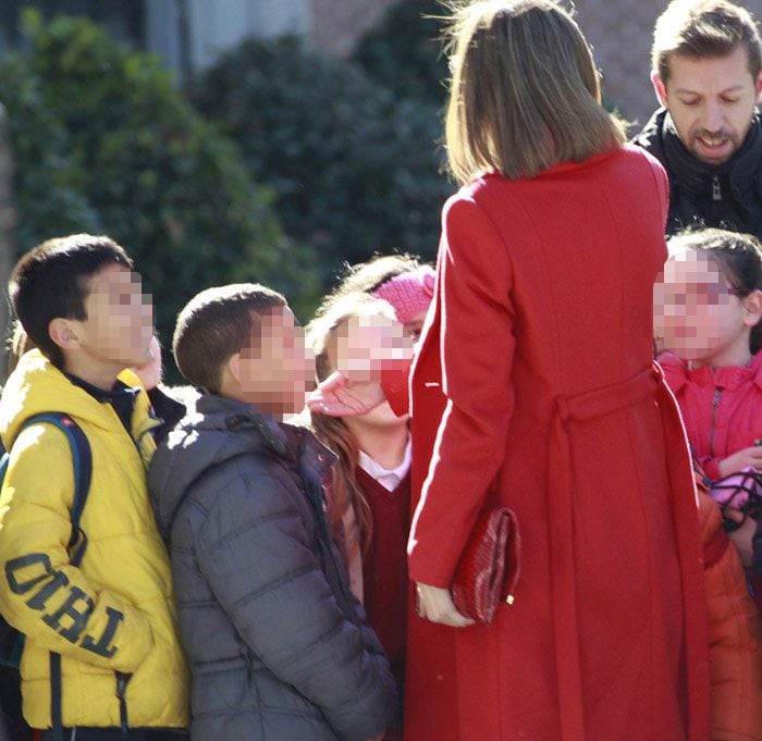 Los Reyes se detuvieron a saludar a los niños a su entrada al Museo del Prada
