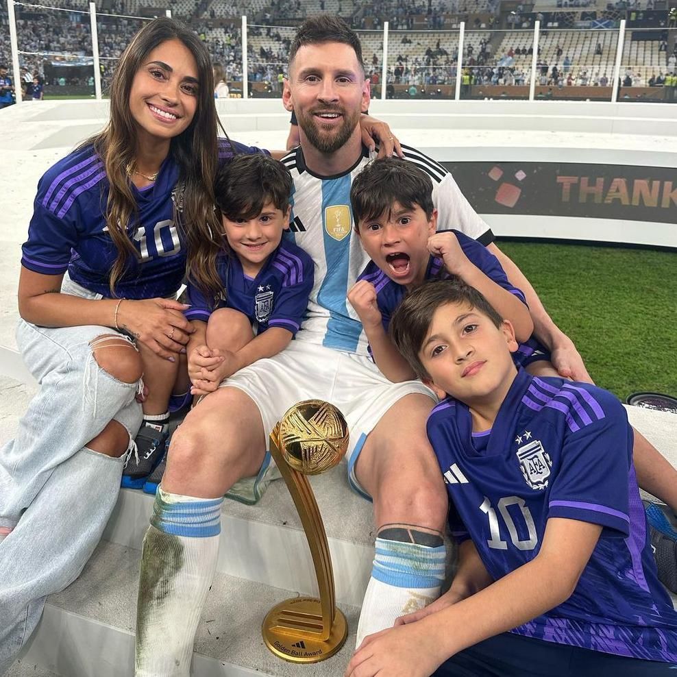 lionel messi y su esposa antonela roccuzzo con sus tres hijos