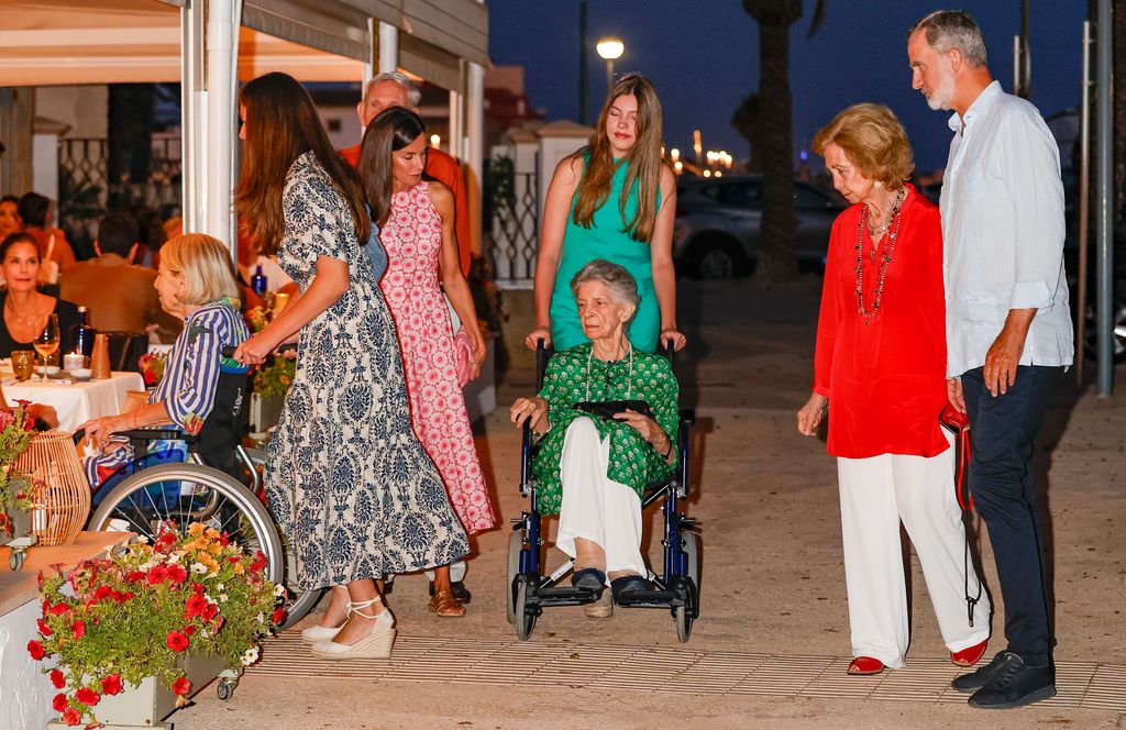 La princesa Leonor, la infanta Sofía, Irene de Grecia, la reina Letizia, doña Sofía y el rey Felipe llegan al restaurante Mía para disfrutar de una distendida cena, a 4 de agosto de 2024, en Palma de Mallorca  