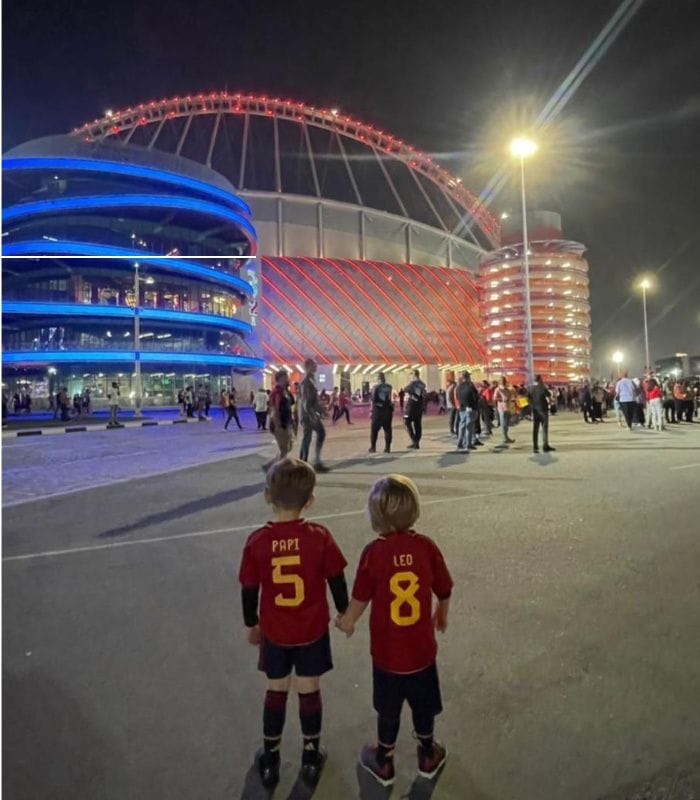 Los pequeños Leo y Enzo frente al Estadio Internacional Jalifa