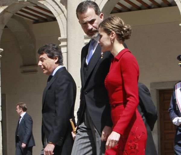 Cuando todavía no nos habíamos acostumbrado a verla luciendo su nuevo corte de pelo, doña Letizia sorprende en los Premios Cervantes con un recogido bajo, con mechones retorcidos y raya a un lado
