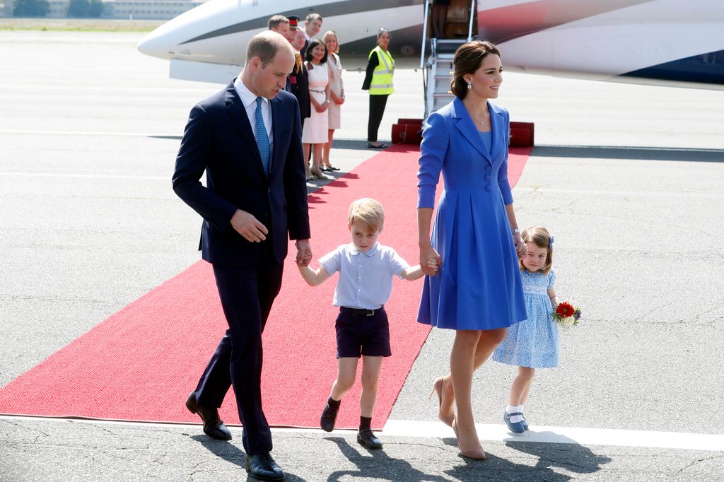 Guillermo y Kate con sus hijos en el aeropuerto de Berlín en julio de 2017