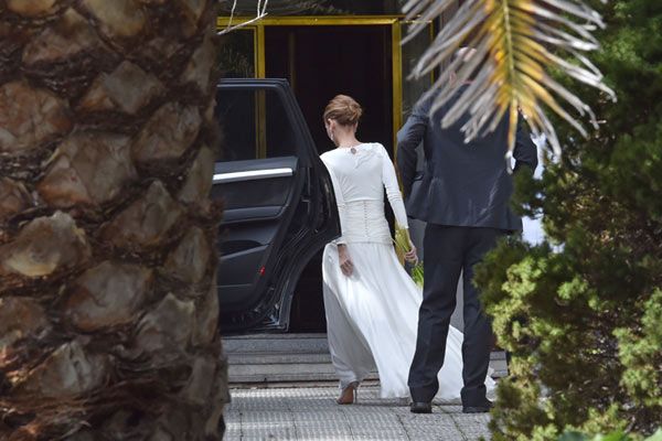 La novia, con el pelo recogido en un sencillo moño, ha elegido un vestido blanco de manga larga diseñado por Isabel Núñez 
