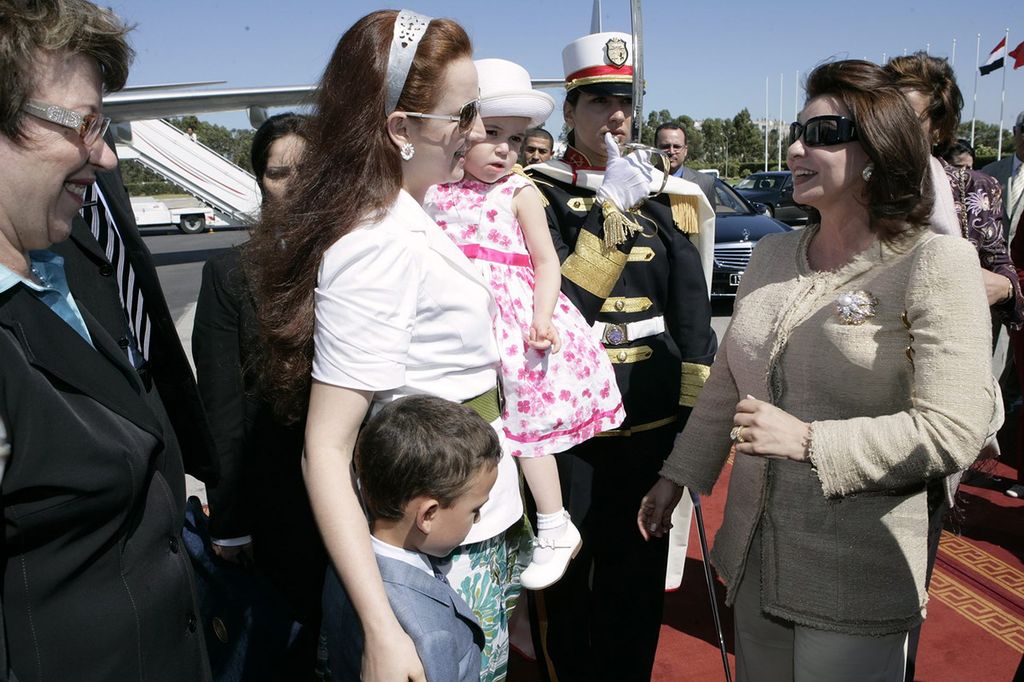 Lalla Khadija en brazo de su madre, Lalla Salma, y con su hijo Moulay Hassan el 25 de junio de 2009