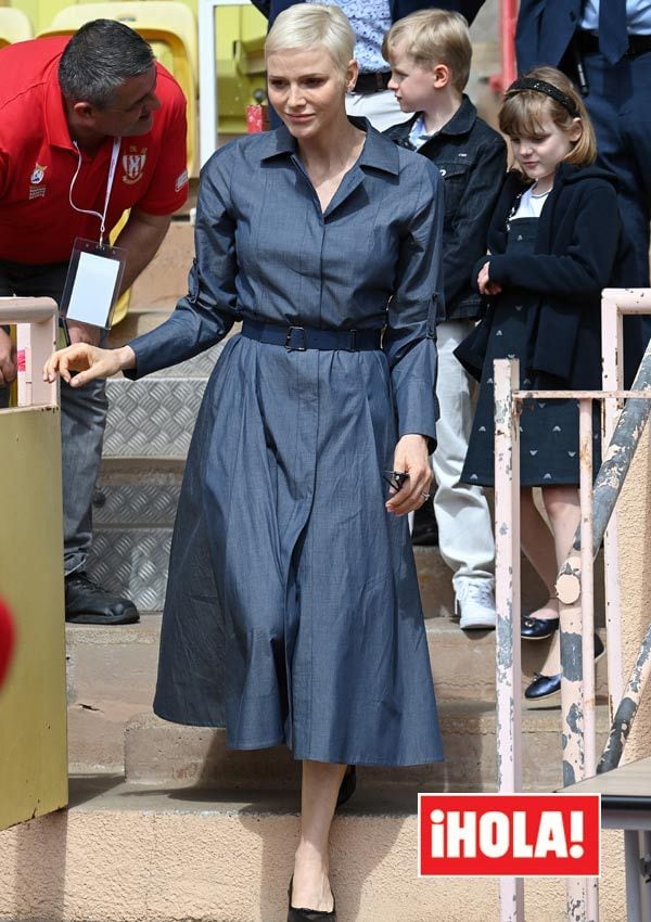 Charlene de Mónaco con un vestido gris