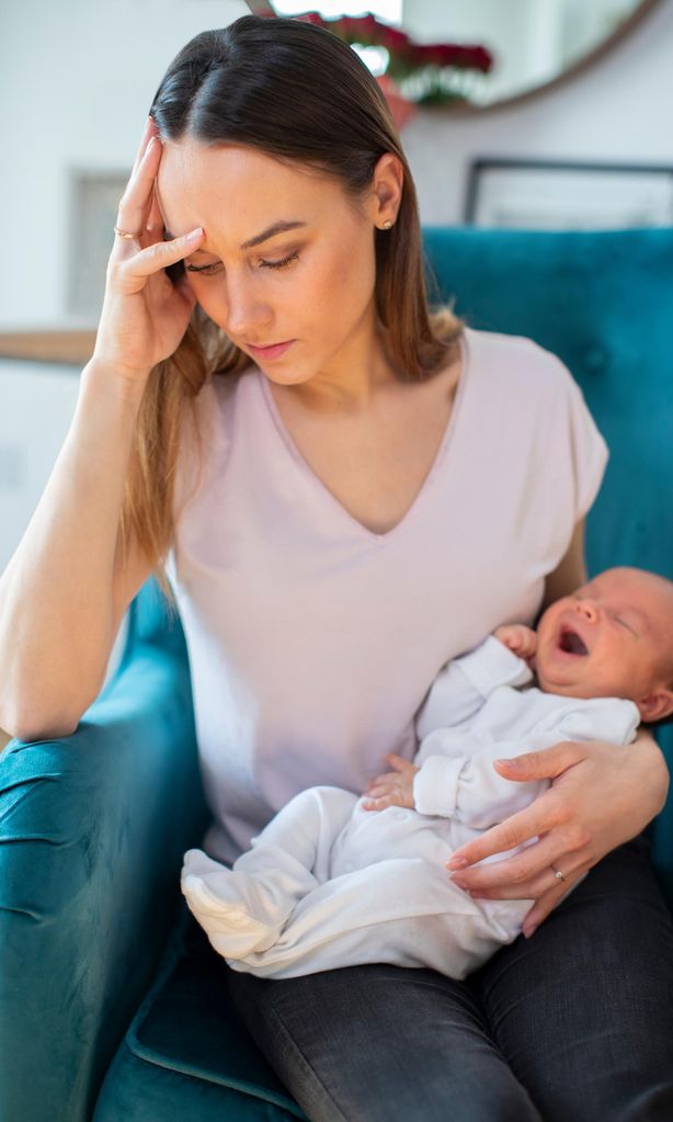 Madre triste con bebé