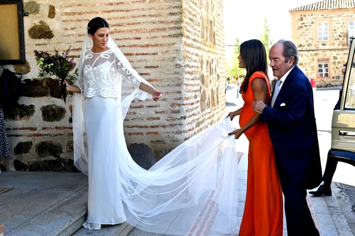 La novia, radiante a su entrada a la iglesia