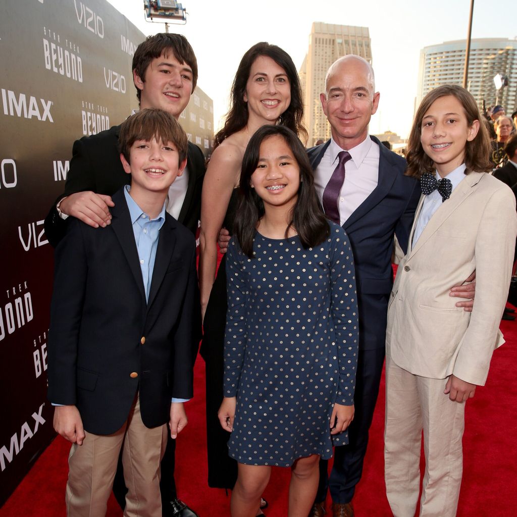 jeff bezos y sus hijos con mackenzie scott