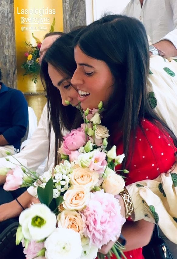 Veronica Godoy Ynzenga recibe un ramo de flores de Tamara Falcó