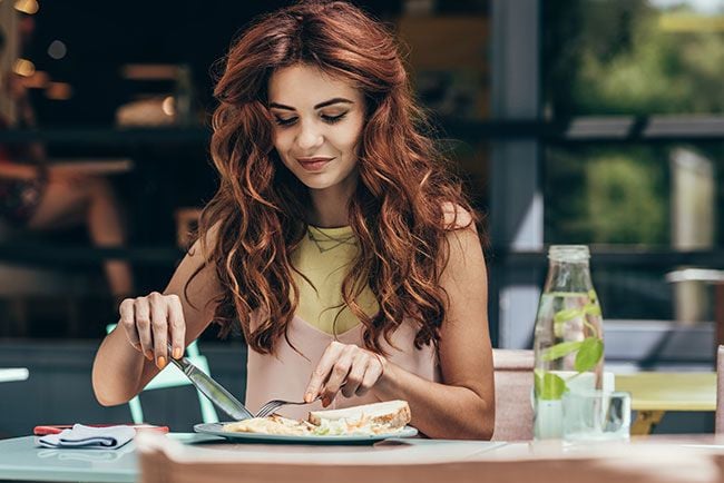 Mujer comiendo