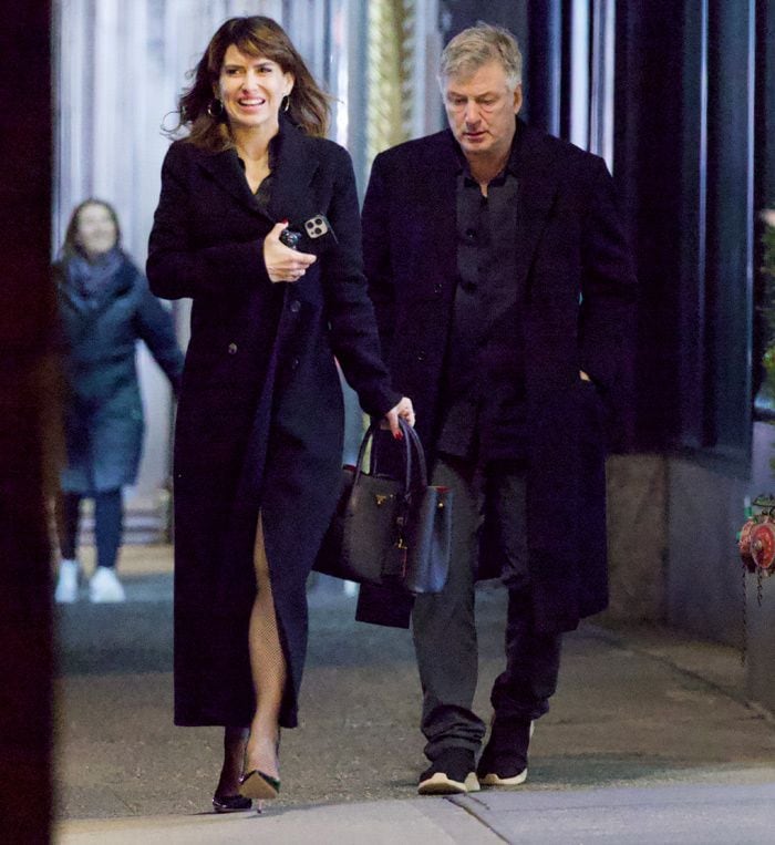 Alec e Hilaria Baldwin a su llegada a la fiesta de Navidad de Scarlett Johansson