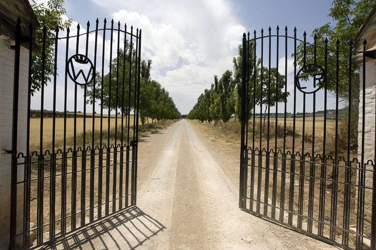 Entrada de la finca de los Duques de Wellington en Íllora, Granada, en una imagen tomada en el año 2011 cuando el príncipe Carlos de Inglaterra y la Duquesa de Cornualles se alojaron allí
