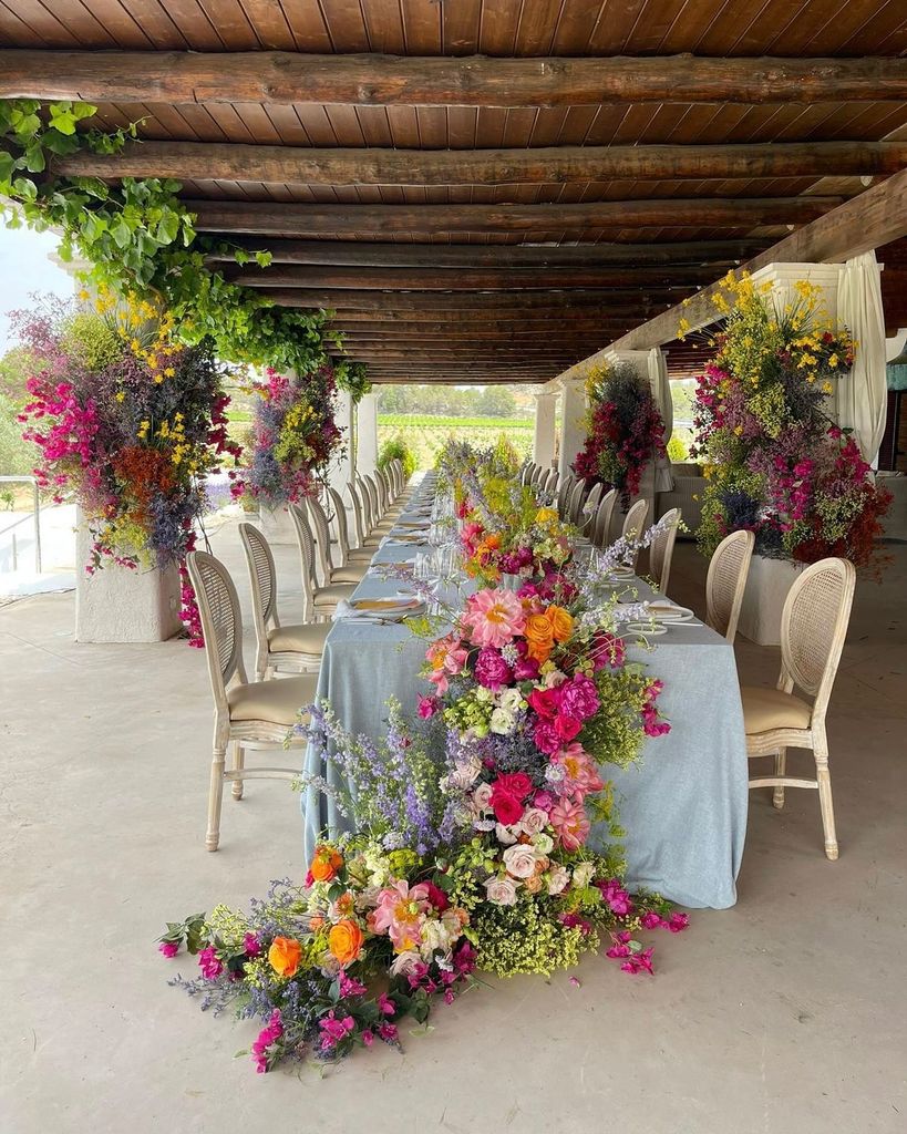 Decoración con manteles de boda a color azul con flores multicolor