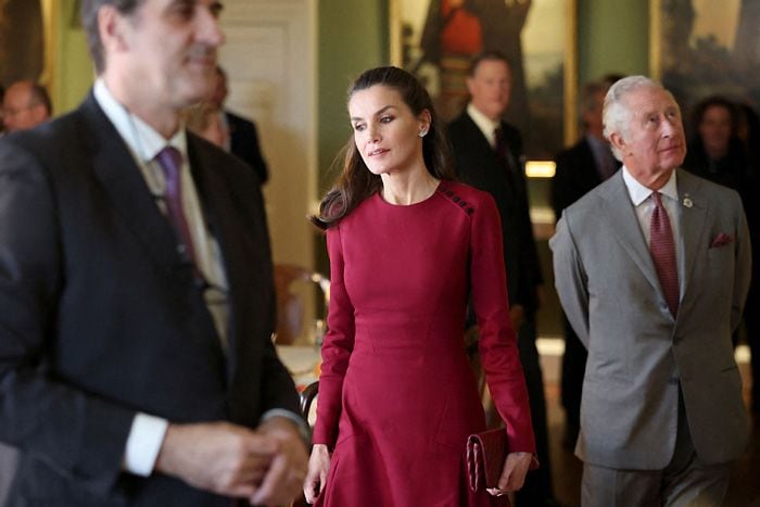 reina letizia en la spanish gallery con el príncipe carlos