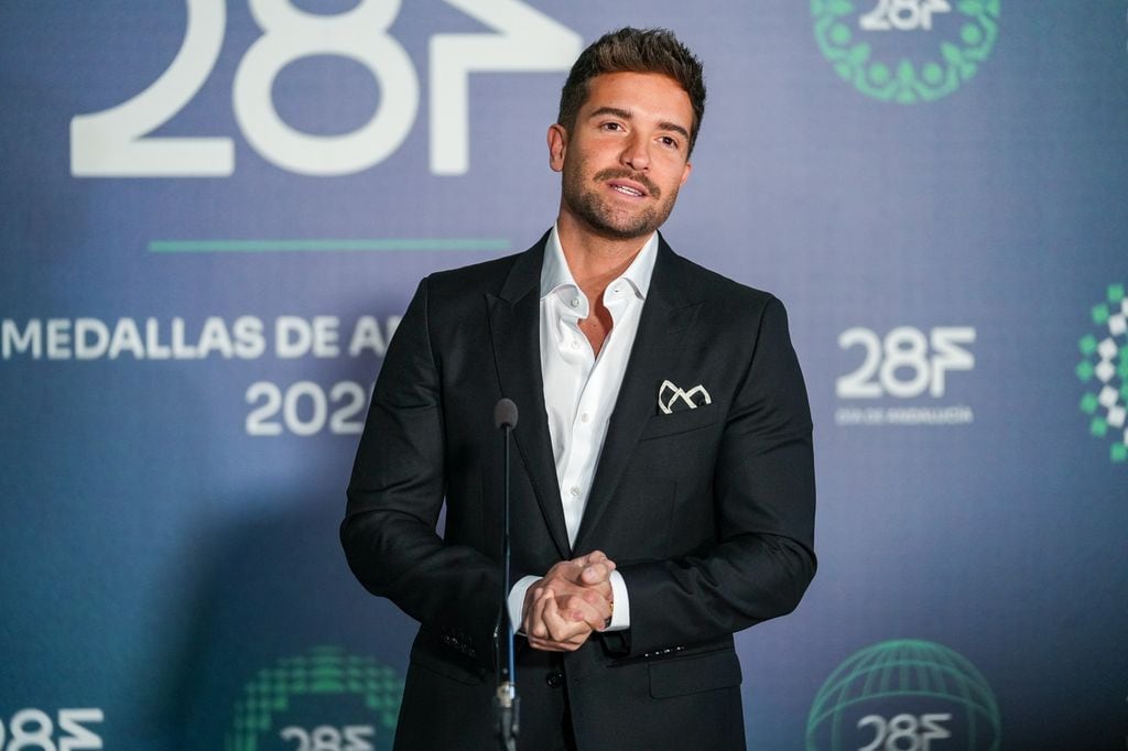 El cantante Pablo AlborÃ¡n a su llegada a la firma en el Libro de Honor. A 27 de febrero de 2025 en Sevilla, AndalucÃ­a (EspaÃ±a).El presidente de la Junta de AndalucÃ­a, Juanma Moreno, recibe en el Palacio de San Telmo a los distinguidos con los tÃ­tulos de Hijo Predilecto e Hija Predilecta, asÃ­ como a los galardonados con las Medallas de AndalucÃ­a. Los premiados acuden a la sede del gobierno andaluz para firmar en el Libro de Honor,  Francisco J. Olmo / Europa Press 27/2/2025