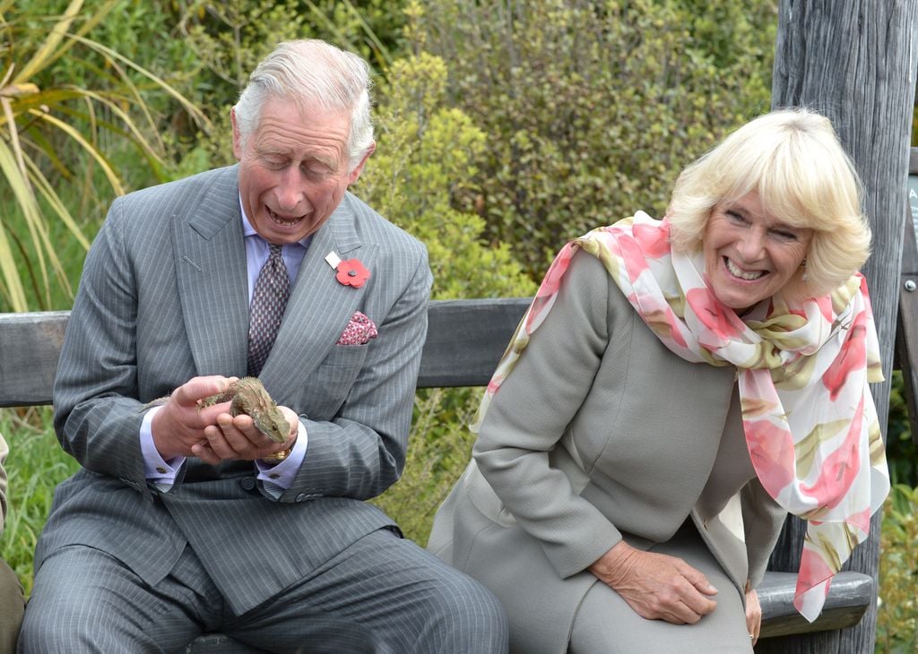 Carlos y Camilla en el ecosantuario Orokonui en Dunedin, Nueva Zelanda, en el año 2015. En esta ocasión, Nueva Zelanda ha quedado fuera de la agenda ante la decisión médica de diseñar para el soberano un viaje corto y la necesidad de desplazarse a Samoa