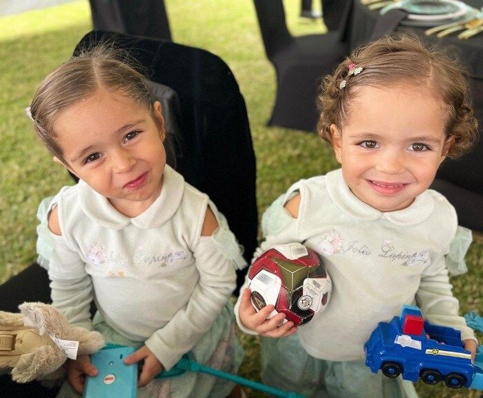 Paula y Emilia, hijas de Jacky Bracamontes