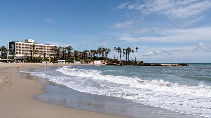 El Parador de Jávea se encuentra en la Playa del Arenal que, cada martes por la noche en los meses de julio y agosto, se convierte en un mágico cine de verano