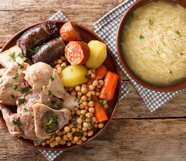 Sopa de fideos y bandeja con carnes, verduras y garbanzos (cocido madrileño)