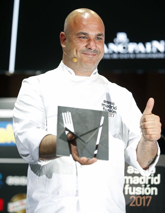 Segundos depués de su ponencia, Ángel León recibía el 'Premio Cocinero del Año en Europa' con motivo de sus trabajos de investigación en el universo marino (y sus aplicaciones posteriores a la gastronomía de vanguardia).
