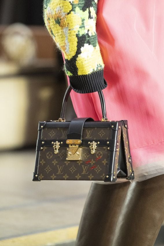 Bolso Petit Malle V de Louis Vuitton en Paris Fashion Week