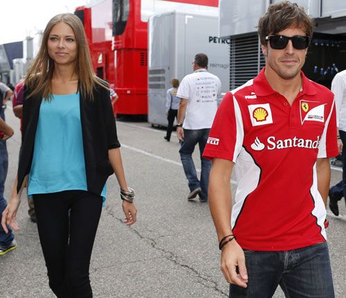 Alonso paseando por el paddock con Dasha