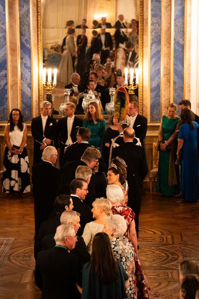 La familia real y los invitados a la cena entran a la galería de Carlos XI desde el salón de banquetes