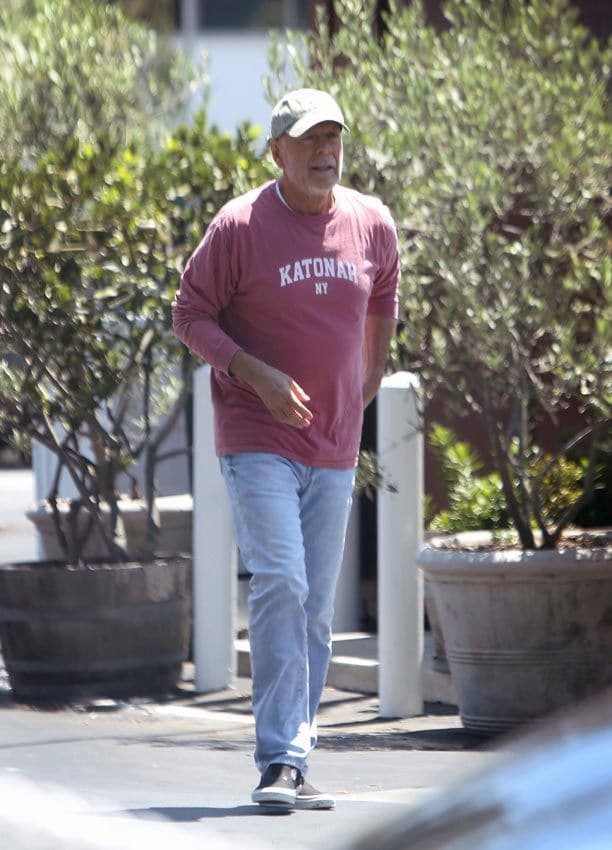Bruce Willis paseando en Los Ángeles