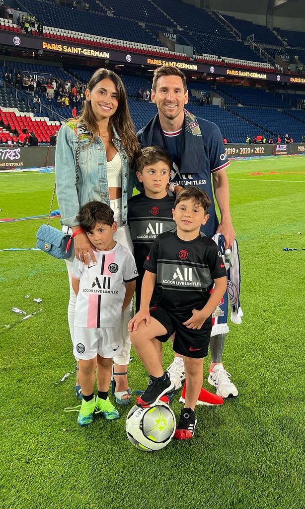 Lionel Messi y Antonela Roccuzzo con sus hijos