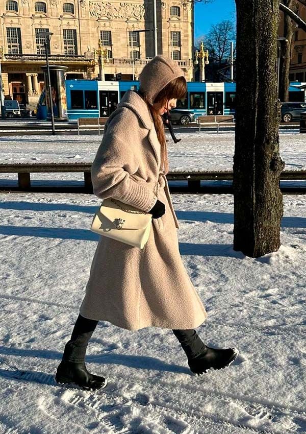 Lily Collins: look con balaclava en Suecia