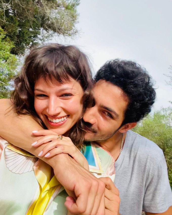 El amor sonríe al actor, que está feliz al lado de Úrsula Corberó