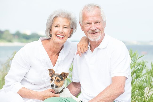 pareja de ancianos con un perrito