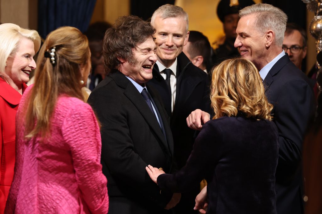 El presidente argentino Javier Milei con Kevin McCarthy, previo a la inauguración de Donald Trump.