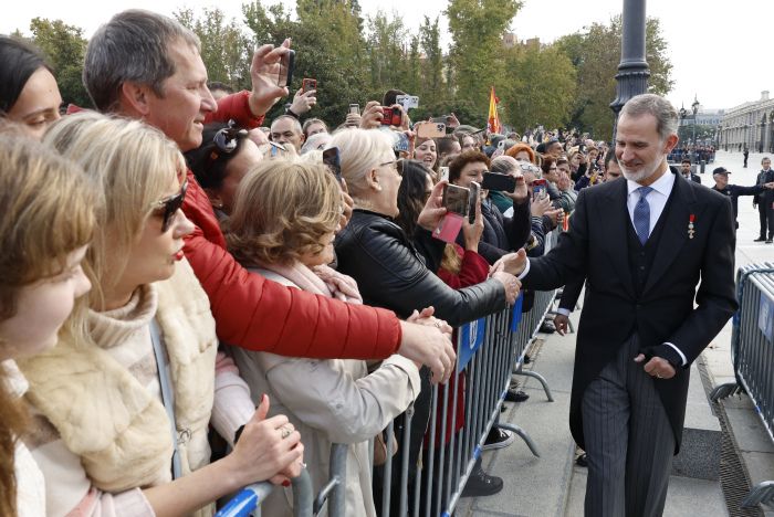 Felipe VI saludando fuera del Palacio Real