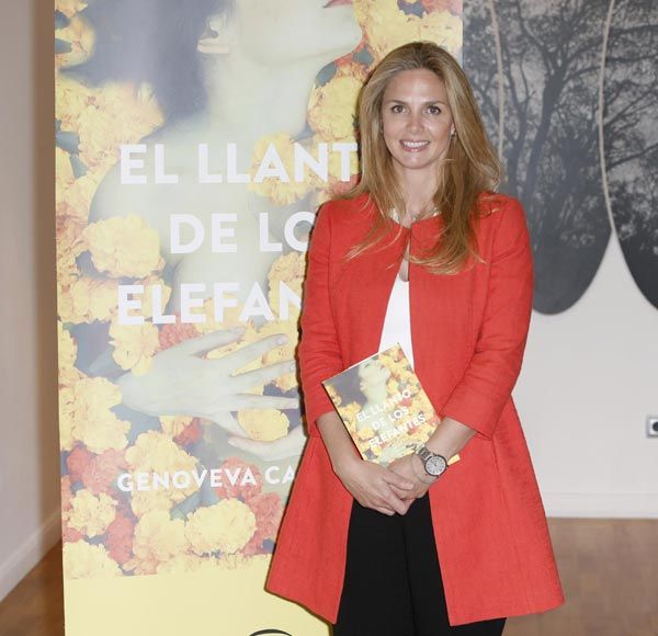 Tal y como contó Genoveva, el libro 'cuenta la historia de una mujer que se encuentra en una encrucijada y que decide cambiar el sentido de la felicidad'
