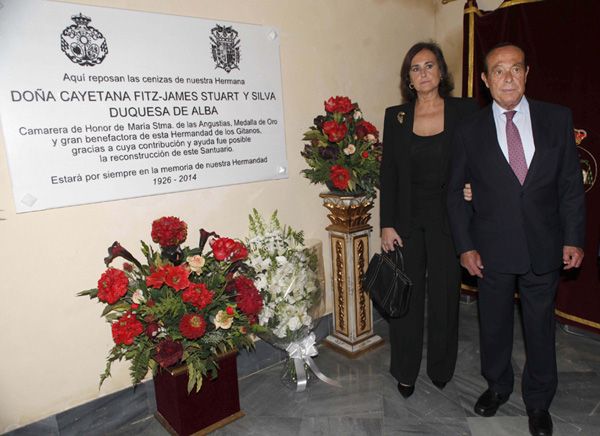 También visitaron el templo del Cristo de los Gitanos y las cenizas de doña Cayetana sus dos mejores amigos, Carmen Tello y Curro Romero
