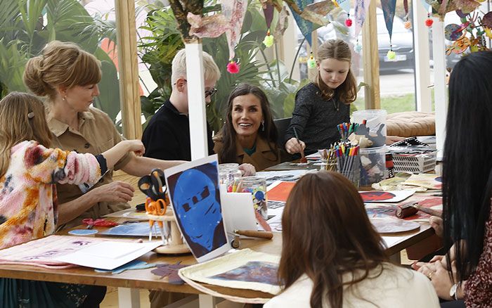 Doña Letizia con unos niños 