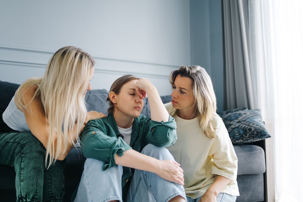 Amigas ayudando a una persona triste y con depresión