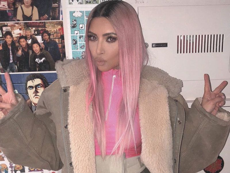 Kim Kardashian con cabello rose
