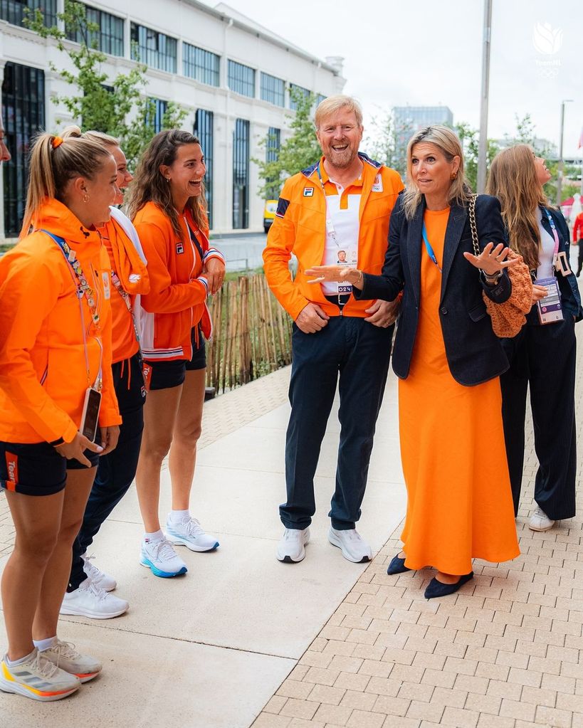 El rey, la reina Máxima, la princesa de Holanda, la princesa Alexia y el primer ministro visitan la villa olímpica donde se hospedan gran parte de los atletas.