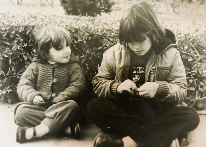 Nuria Roca y su hermana Ruth de pequeñas