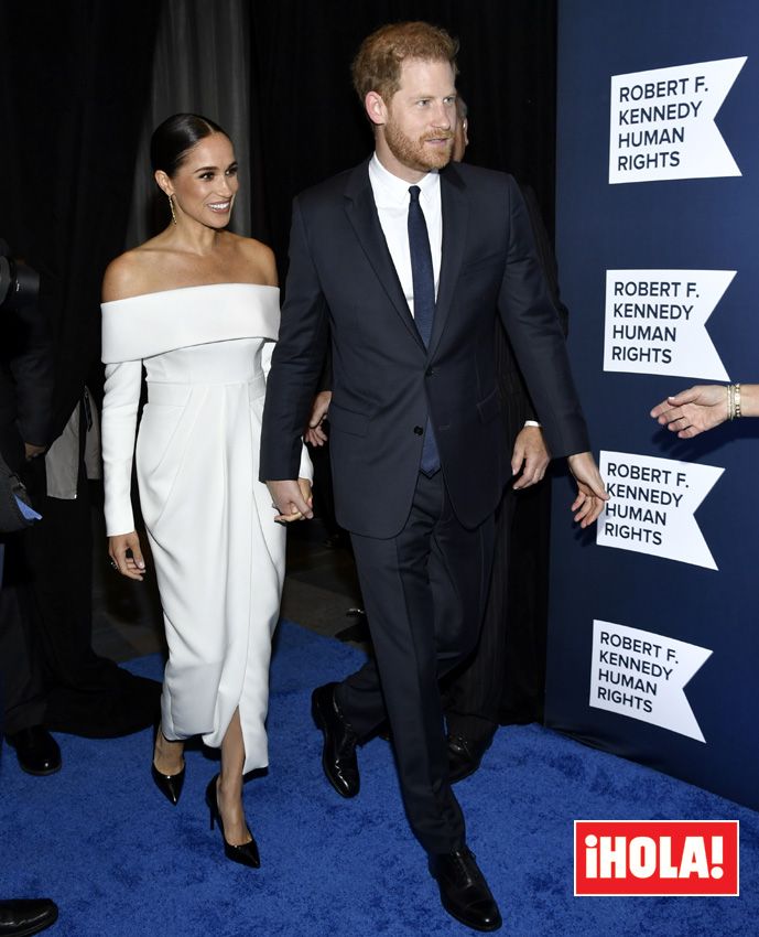 Meghan Markle vestido blanco y anillo azul